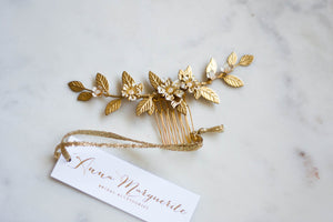 Cose up of a gold leaf bridal hair comb