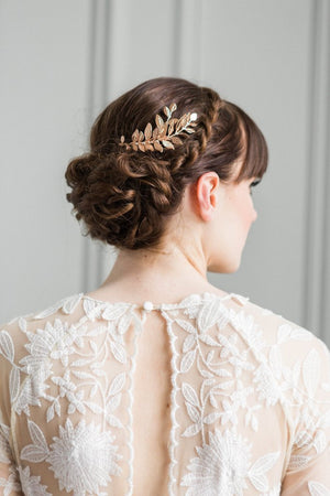 Bride wearing a rose gold leaf comb in her hair