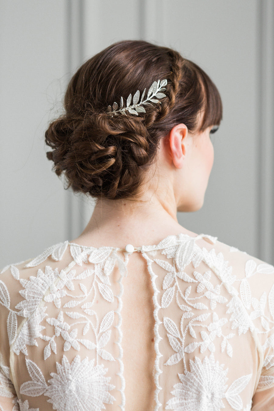 Bride wearing a hair comb made of silver laurel leaves