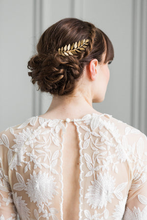 Bride wearing a hair comb made of gold laruel leaves