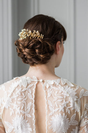 Model wearing a bridal hair comb made of gold leaves