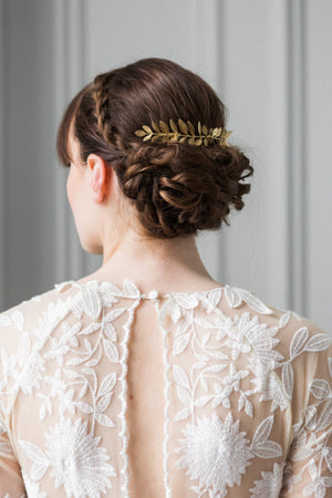 Bride wearring a gold laurel leaf comb in her hair