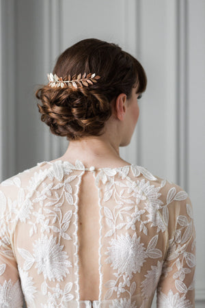 Bride wearring a gold laurel leaf comb in her hair