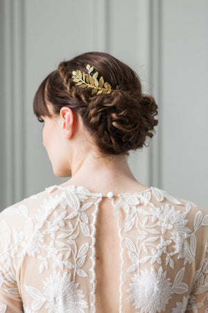 Bride wearing a rose gold leaf comb in her hair