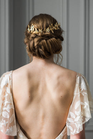 Bride wearing bridal headpiece made of gold vines