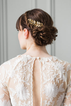 Bride wearing a hair comb made of gold laurel leaves