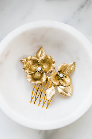 Close up of a bridal hair comb made of gold flowers