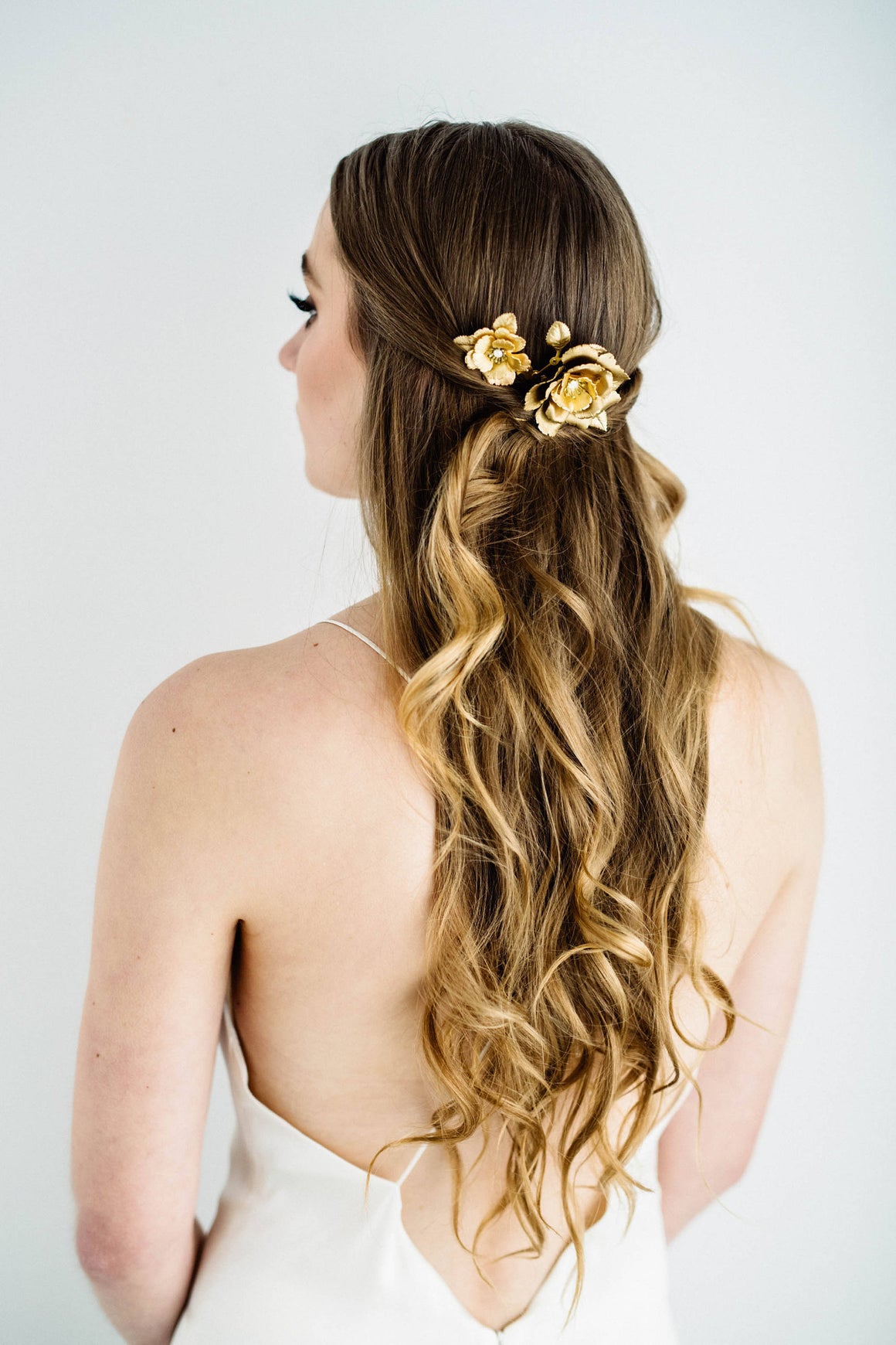 Bride wearing a bridal hair comb made of gold flowers