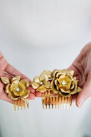 Close up of a bridal hair comb made of gold flowers