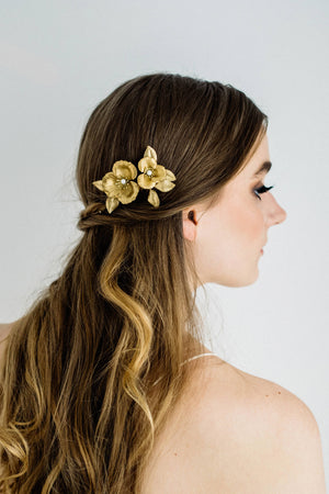 Bride wearing a hair comb made of gold flowers