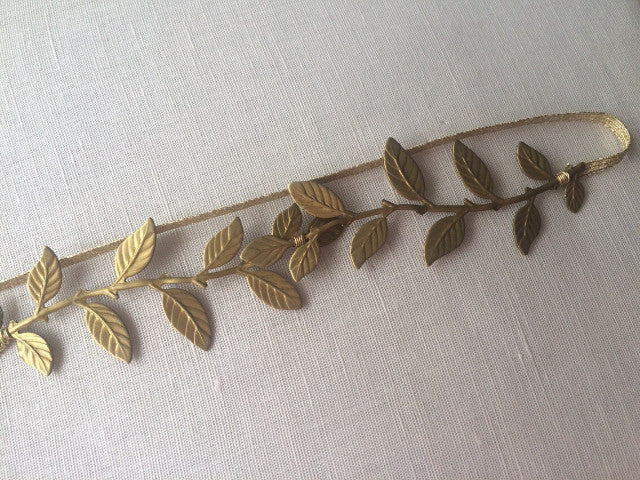 Garter made of brass laruel leaves